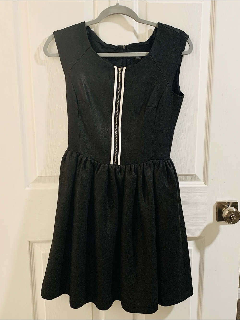 🤍✨SIMPLE Black Zip-Front Flare Dress